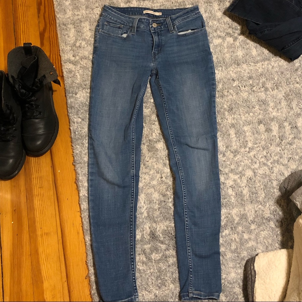 Women’s Levi’s skinny jeans mid rise mid wash